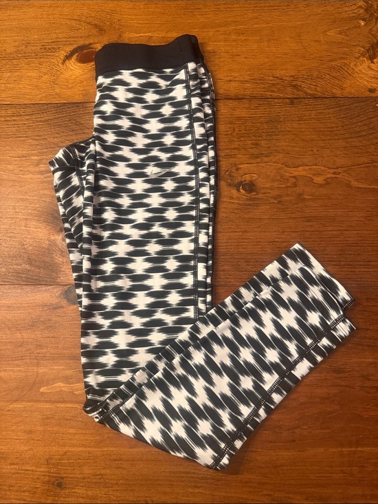 Nike Pants - Nike Black & White Patterned Active Leggings 27inch length 13inch waist